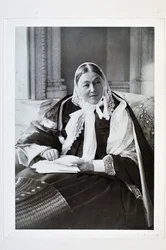 Florence Nightingale, auf einer Couch im Blauen Zimmer im Claydon House sitzend, 1891